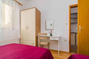 - une chambre avec un lit rose et un bureau dans l'établissement Holiday home in Fazana - Fazana (Region) 53388, à Fažana 22 autres photos