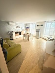 salon z kanapą i stołem w obiekcie Relax house w Cefalù