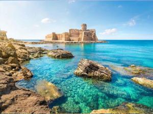 una playa con un castillo en medio del agua en Holiday home in Stumio - Kalabrien 51311, en Ovile la Marinella