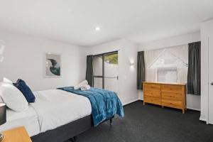 Una cama o camas en una habitación de Beautiful Apartment Sleeps 4 Close Town & Ski