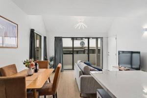 Una televisión o centro de entretenimiento en Beautiful Apartment Sleeps 4 Close Town & Ski