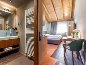 ピーゼンドルフにあるTauern Suites Mitterwirt TOP 121の洗面台付きのバスルームと寝室
