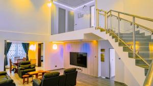 Χώρος καθιστικού στο 8 Guests - 4 Bedrooms - Dar Es Salaam City