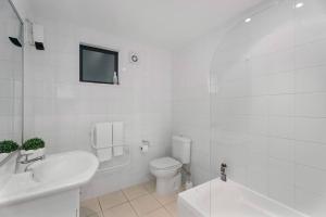 Et badeværelse på Perfect Place To Stay Views + 8 billeder