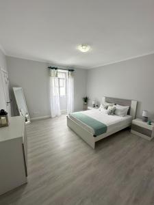 En eller flere senge i et værelse på Maré Alta - Deluxe Stay Minutes To Marina Center + 14 billeder