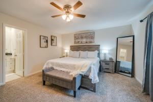 Katil atau katil-katil dalam bilik di 10 Mi to Six Flags Pet- and Family-Friendly Retreat