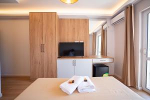 Illyria Hotel的电视和/或娱乐中心