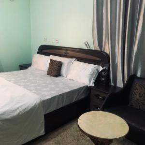 Postel nebo postele na pokoji v ubytování Health Plaza Abuja