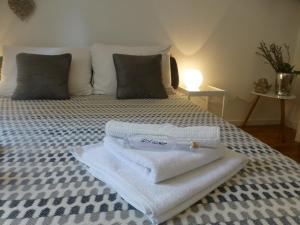 ein Bett mit Handtüchern darüber in der Unterkunft Apartment Emily in Zagreb