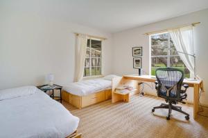 Dormitorio con escritorio, cama, escritorio y silla en Frank Lloyd Inspired 3BR - 1'35 Acres & Firepit, en San Marcos