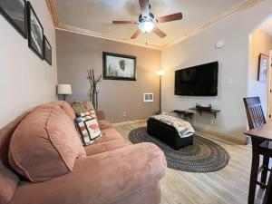 een woonkamer met een bank en een flatscreen-tv bij Condo at Cedar Breaks Lodge in Brian Head, UT in Brian Head