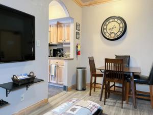 een woonkamer met een tafel en een klok aan de muur bij Condo at Cedar Breaks Lodge in Brian Head, UT in Brian Head +1 foto