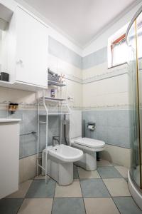 Ένα μπάνιο στο PrimeStay Tirana Penthouse +90 φωτογραφίες