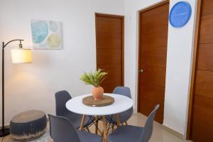 una sala da pranzo con tavolo e sedie bianchi di NEW! Aldea Bamboo 1 Terraza & Centro a Cuernavaca Altre 19 foto