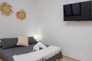 una camera con letto e TV a schermo piatto di NEW! Aldea Bamboo 1 Terraza & Centro a Cuernavaca