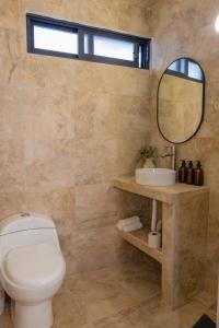 bagno con servizi igienici e specchio di NEW! Aldea Bamboo 1 Terraza & Centro a Cuernavaca