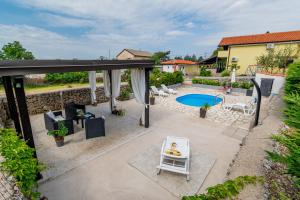 Bazén v ubytování Family-friendly apartments with swimming pools Krasica, Rijeka - 18059 nebo v jeho okolí