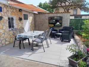 Posezení v ubytování Family-friendly apartments with swimming pools Krasica, Rijeka - 18059