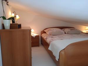 Postel nebo postele na pokoji v ubytování Family-friendly apartments with swimming pools Krasica, Rijeka - 18059