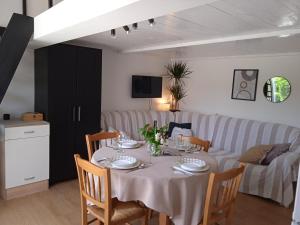 Posezení v ubytování Family-friendly apartments with swimming pools Krasica, Rijeka - 18059