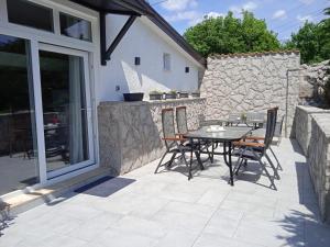 Balkón nebo terasa v ubytování Family-friendly apartments with swimming pools Krasica, Rijeka - 18059