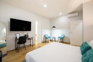 een hotelkamer met een bed en een flatscreen-tv bij Ventuno Dei Luxury Suites San Giovanni in Rome