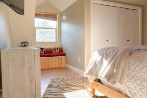 A bed or beds in a room at 6 Guests 2BR 1BA Loft with Unmatched Panoramic Views