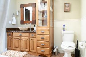 A bathroom at 6 Guests 2BR 1BA Loft with Unmatched Panoramic Views