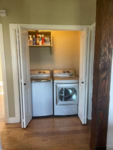 A kitchen or kitchenette at 6 Guests 2BR 1BA Loft with Unmatched Panoramic Views