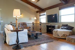 A television and/or entertainment centre at 6 Guests 2BR 1BA Loft with Unmatched Panoramic Views
