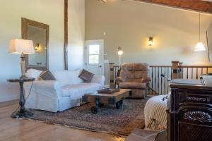 A seating area at 6 Guests 2BR 1BA Loft with Unmatched Panoramic Views