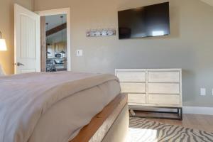 A television and/or entertainment centre at 6 Guests 2BR 1BA Loft with Unmatched Panoramic Views