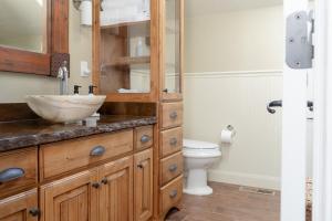 A bathroom at 6 Guests 2BR 1BA Loft with Unmatched Panoramic Views