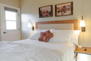 A bed or beds in a room at 6 Guests 2BR 1BA Loft with Unmatched Panoramic Views