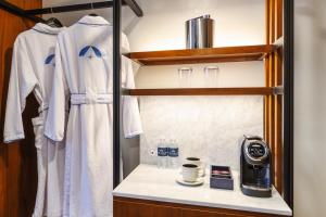 Příslušenství pro přípravu čaje a kávy v ubytování Hotel Polaris
