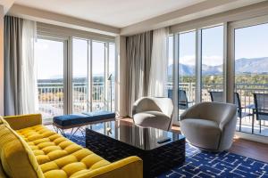 Nespecifikovaný výhled na hory nebo výhled na hory při pohledu z hotelu