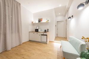 een woonkamer met een bank en een tafel bij Ventuno Dei Luxury Suites San Giovanni in Rome