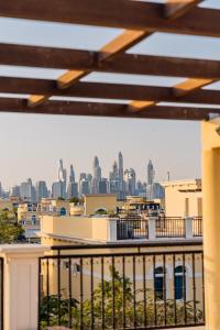 Nespecifikovaný výhled na destinaci Dubaj nebo výhled na město při pohledu z vily