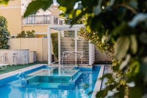 Bazén v ubytování Stunning 4BR Jumeira Park Villa With Pool and Jacuzzi nebo v jeho okolí