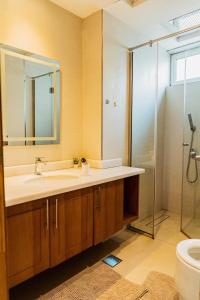 Vannituba majutusasutuses Stunning 4BR Jumeira Park Villa With Pool and Jacuzzi