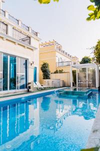 Bazén v ubytování Stunning 4BR Jumeira Park Villa With Pool and Jacuzzi nebo v jeho okolí