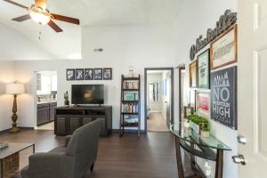 TV/trung tâm giải trí tại Looby Location- Charming 3br home 10 min to downtown