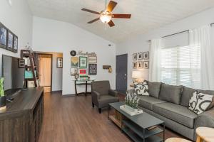 Khu vực ghế ngồi tại Looby Location- Charming 3br home 10 min to downtown