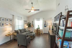 Khu vực ghế ngồi tại Looby Location- Charming 3br home 10 min to downtown