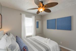 Giường trong phòng chung tại Looby Location- Charming 3br home 10 min to downtown