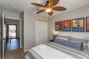 Giường trong phòng chung tại Looby Location- Charming 3br home 10 min to downtown