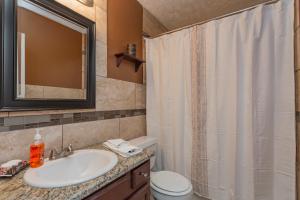 Phòng tắm tại Looby Location- Charming 3br home 10 min to downtown