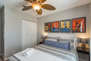 Giường trong phòng chung tại Looby Location- Charming 3br home 10 min to downtown