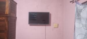 ベレンにあるCasa da Ruthの白い壁に掛けられた薄型テレビ