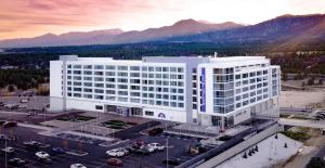 Nespecifikovaný výhled na hory nebo výhled na hory při pohledu z hotelu